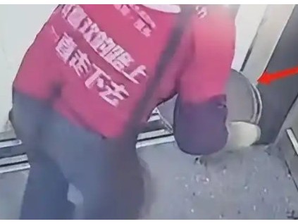 安徽一名紅衣老人將整盆水倒入電梯門縫 水滲入電梯主板短路 整部電梯當(dāng)場(chǎng)癱瘓