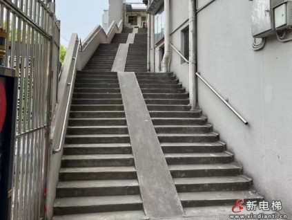 上海某公寓一部嶄新電梯正式竣工投用 130戶居民再也不用爬68級(jí)露天臺(tái)階