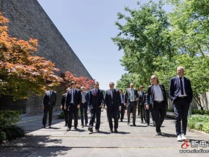 瑞士聯(lián)邦委員兼外長(zhǎng)卡西斯訪問迅達(dá)電梯中國總部