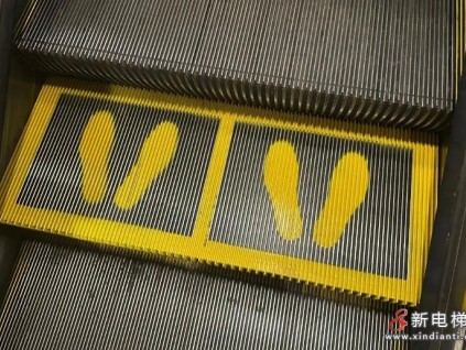 北京地鐵扶梯上多了兩只黃色腳印 對(duì)“左行右立”進(jìn)一步調(diào)整！