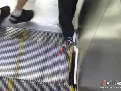 上海地鐵一孩童鞋子卡入下行扶梯梯級(jí)縫隙 設(shè)備自保護(hù)停機(jī)未造成受傷