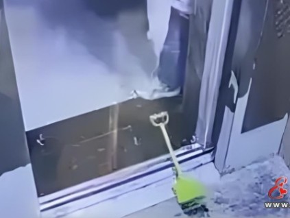 山西太原某小區(qū)這位家長(zhǎng)心有多大？用鏟子擋電梯門把幼童一個(gè)人留在電梯里