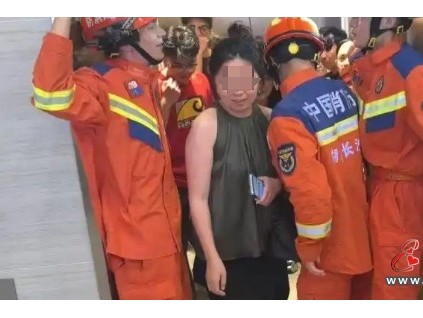 湖南長沙一電梯因卡入異物突發(fā)故障發(fā)生困人事故