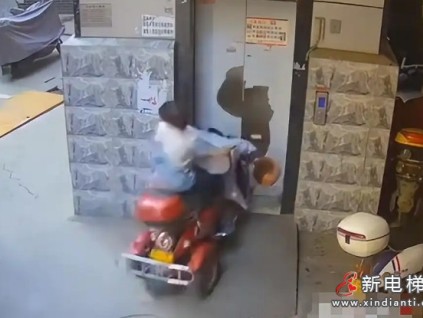 江蘇：一位老人騎三輪車毫無(wú)預(yù)兆地加速直行，意外撞破電梯門墜入電梯井