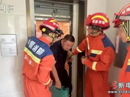 長(zhǎng)沙開(kāi)福區(qū)一男子被困電梯，消防火速救援