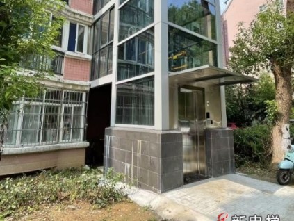 安徽合肥某小區(qū)加裝電梯時(shí)因非法占用公共綠化帶被城管局罰款??