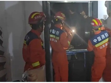 山東濱州因電梯斷電兩名青年被困 消防員使用專用鑰匙2分鐘開門?