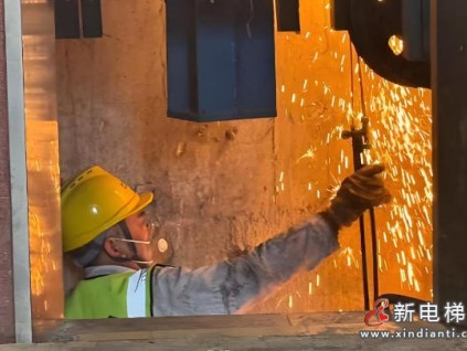 杭州濱江區(qū)?某電梯公司拆除電梯作業(yè)時(shí)氣割引燃底坑廢棄潤滑油引發(fā)事故，被罰5000元