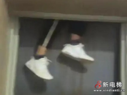 電梯驚魂！遼寧一老人雙腿卡入轎廂頂部 消防5分鐘破拆脫險(xiǎn)