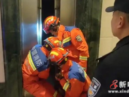 湖南?長沙外賣小哥凌晨被困電梯 消防員緊急救援化險為夷