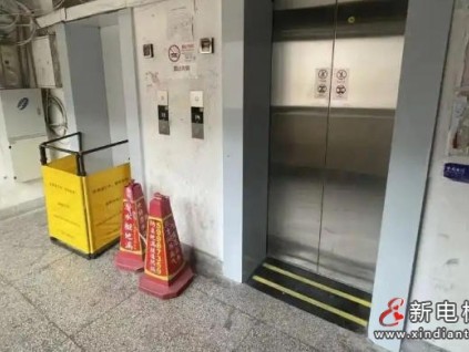 ?上海一小區(qū)6部新電梯集體故障 急救人員爬8樓抬送患病老人