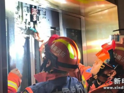 電梯懸停負(fù)3、4樓之間 湖南株洲消防緊急救出被困人員